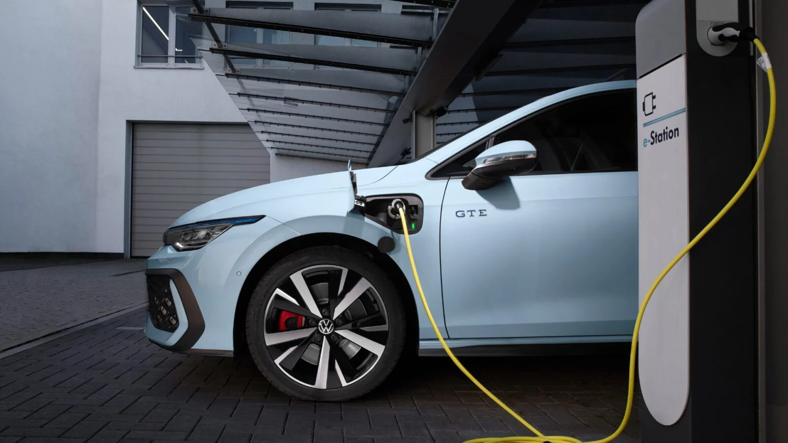 6 fois plus polluantes : les voitures hybrides rechargeables sont-elles le nouveau scandale automobile ?