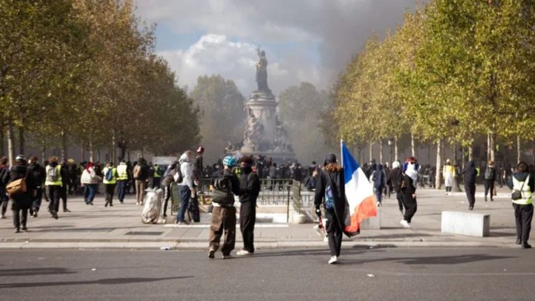Manifestations en France : les premiers couvre-feux sont entrés en vigueur lundi soir dans plusieurs villes de France – RTBF Actus