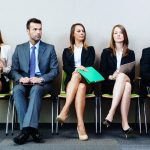 L’IA bouleverse l’emploi des jeunes en France, avec 75 000 embauches en CDI de moins par an selon une étude