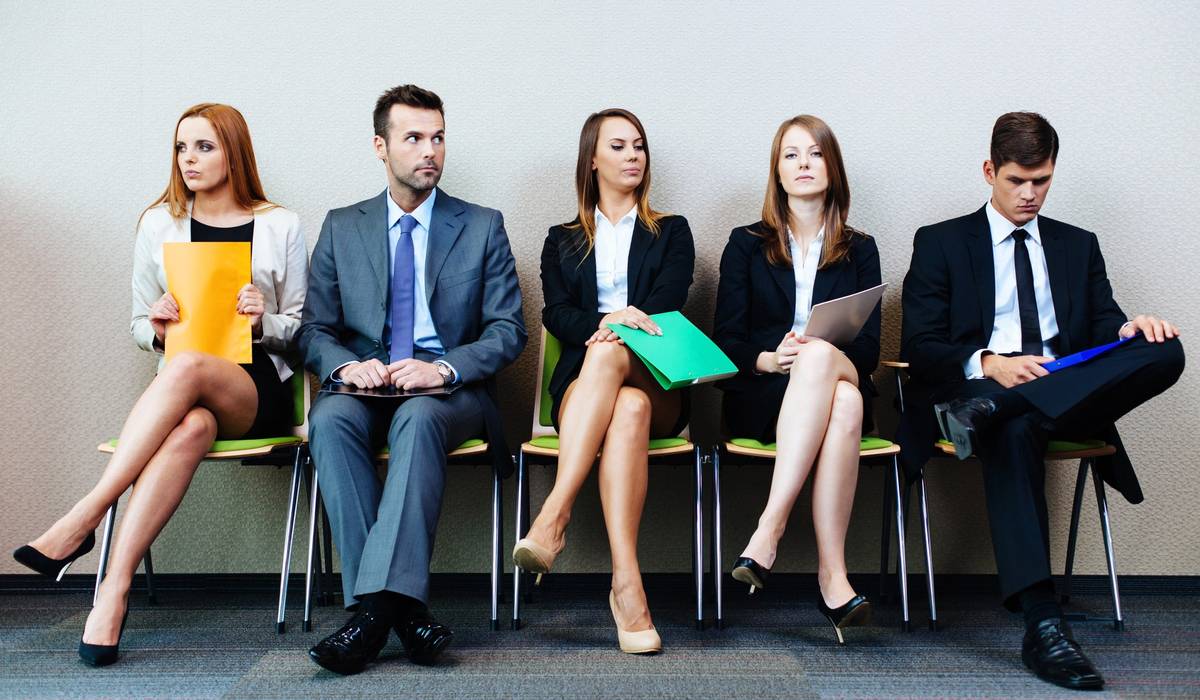 L’IA bouleverse l’emploi des jeunes en France, avec 75 000 embauches en CDI de moins par an selon une étude