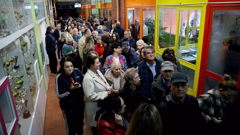 Les Serbes se mobilisent fortement aux législatives dans un scrutin en forme de « référendum anti-Vucic »