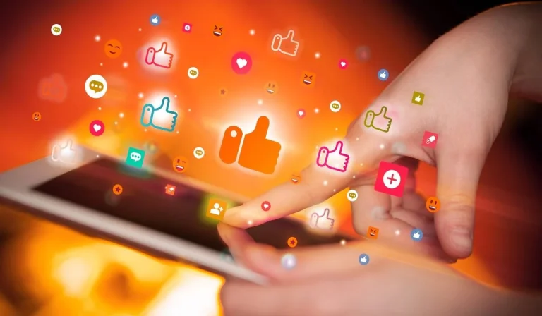 Faut-il vraiment interdire les réseaux sociaux aux mineurs ? 130 associations s’y opposent