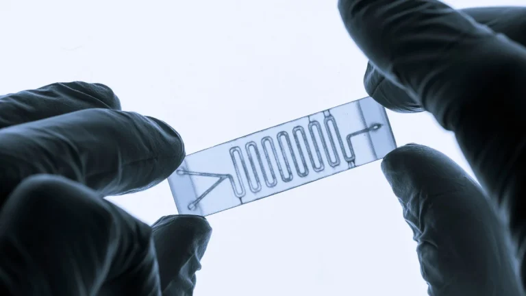 Microfluidic chip stores memories in flowing water using tiny fibers