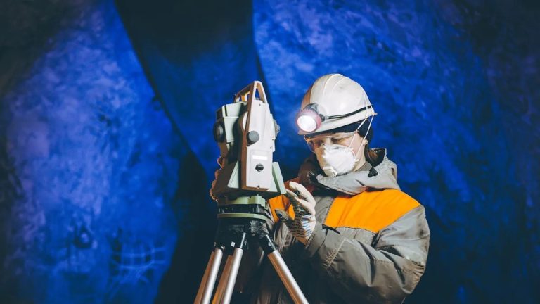 Déchet nucléaire : à plus de 400 mètres sous terre, la Finlande autorise le stockage du siècle