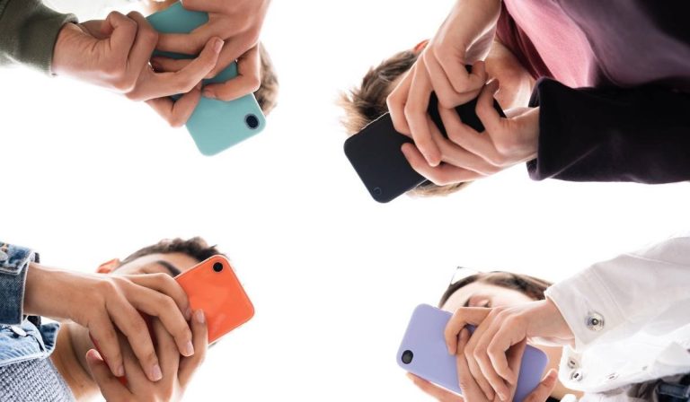 En France, près de 4 jeunes sur 10 ont déjà acheté directement sur les réseaux sociaux