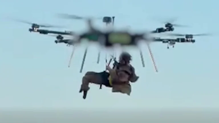 Première mondiale en Ukraine : un drone géant évacue un soldat blessé directement depuis la ligne de front