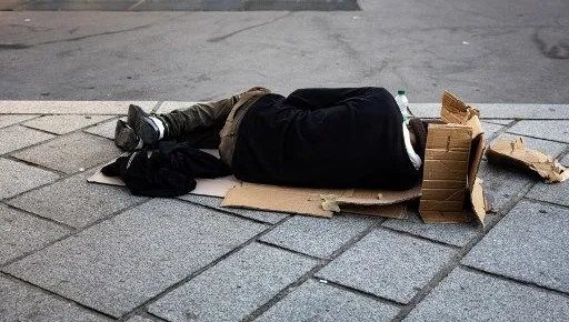 Plus de 900 personnes sans domicile fixe sont mortes en 2025 : « un scandale » pour le collectif Les Morts de la Rue