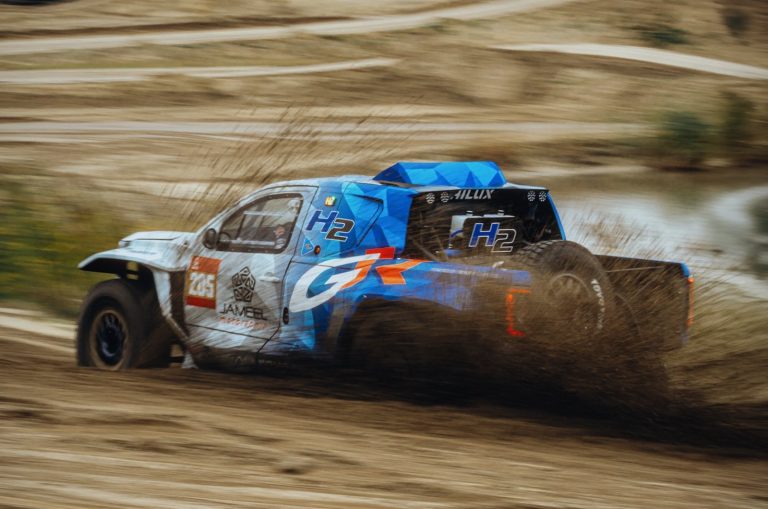 400 kW, 4 réservoirs… Toyota dévoile les caractéristiques de son pick-up hydrogène pour le Dakar 2027